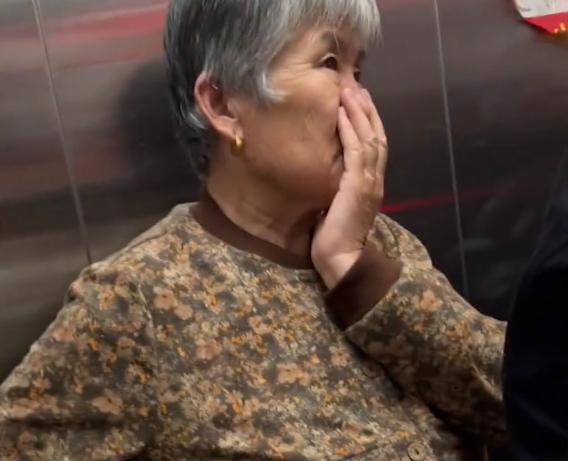 电梯里灯没亮，请千万不要乘坐
