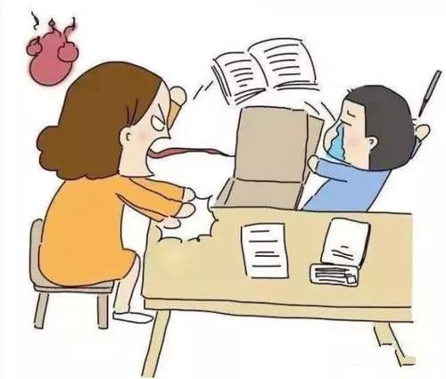 小孩哥巧妙撇开作业，偷瞄旁边叔叔玩手机