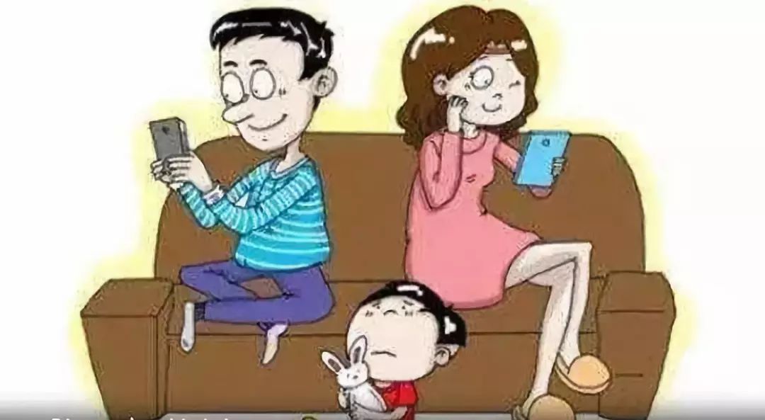 小孩哥巧妙撇开作业，偷瞄旁边叔叔玩手机