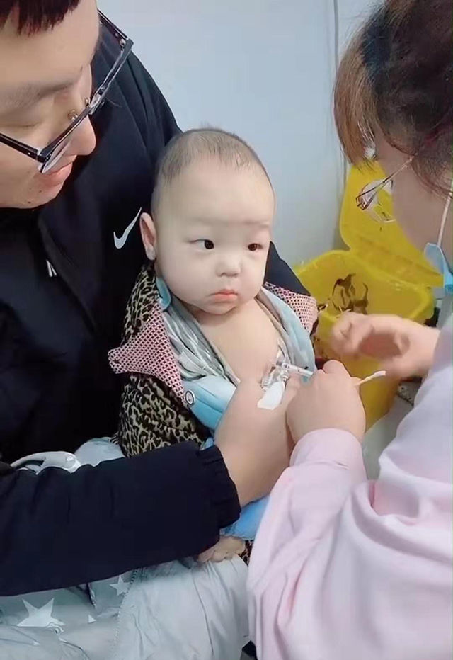 萌娃发现爸爸会打针后转身就走，背后的故事引人深思