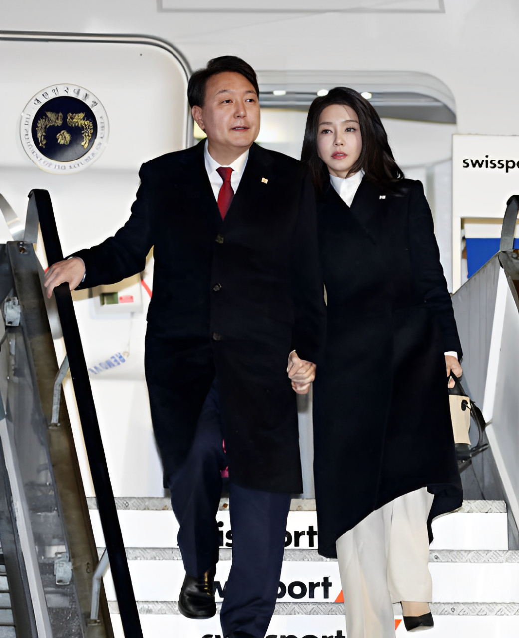 尹锡悦获释当晚与夫人幕僚共进晚餐，一个值得关注的时刻