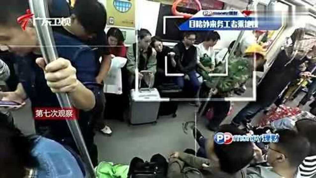 男生看到地铁座椅血迹主动擦干净的行动，社会正能量的体现