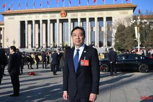 代表建议生育假夫妻各休一半，重塑家庭平衡的新视角