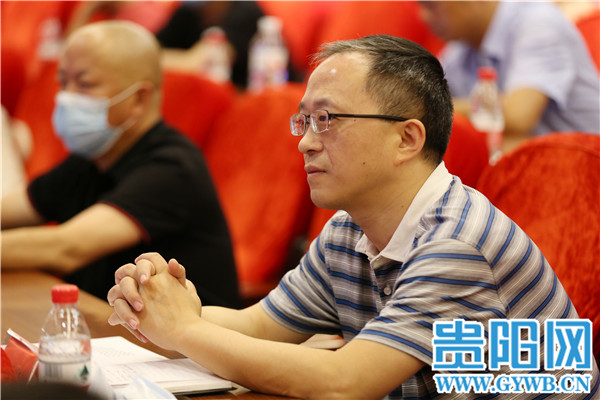 张文宏现场点名记者减肥，你太胖了——健康生活的多重呼唤