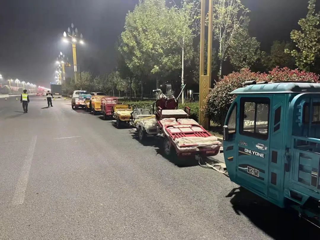 小货车拉十几辆三轮车在路上行驶，一种别样的城市景象