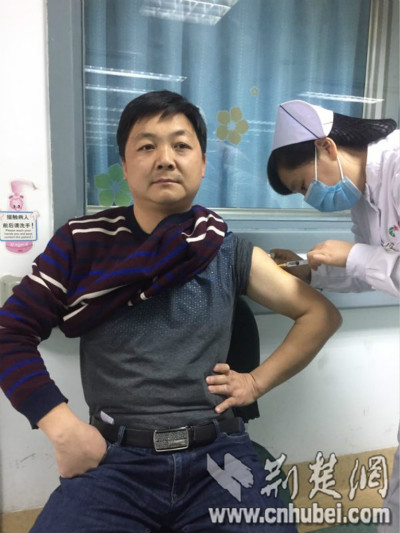 湖北十堰救人小伙，英勇无畏，展现时代精神