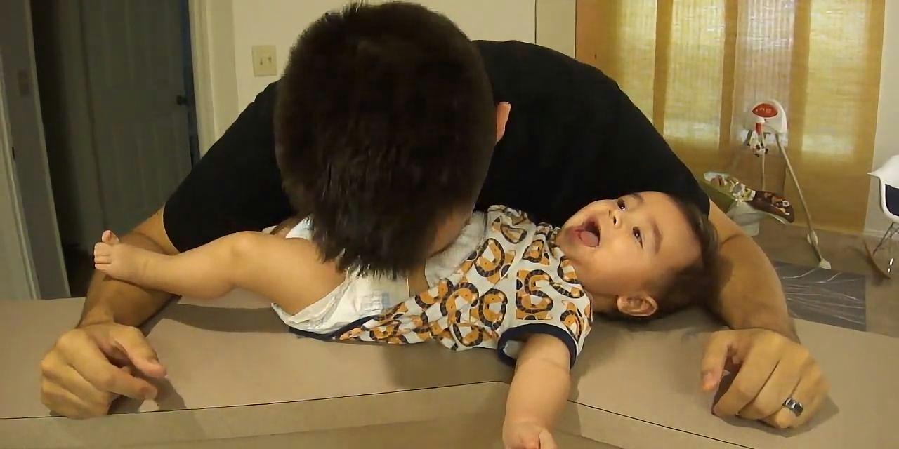 宝宝被爸爸深情亲吻后的惊喜瞬间
