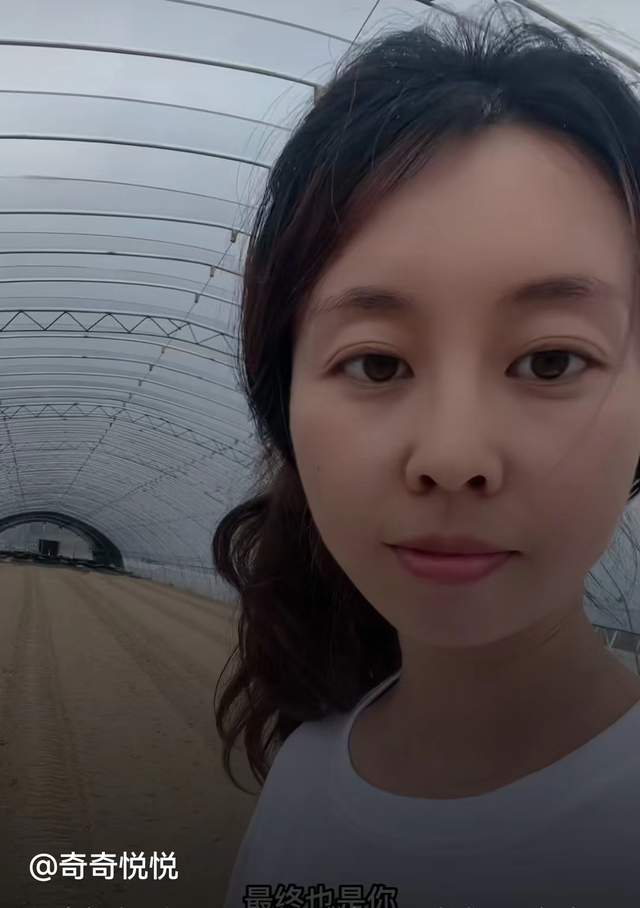 田静回应英语一成绩，努力与回应成就优秀之路