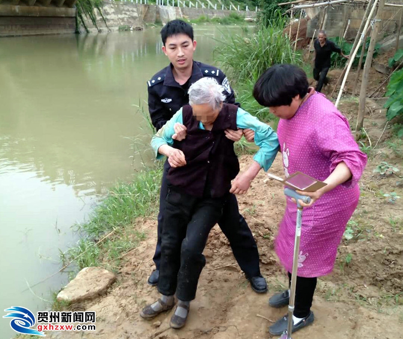 英勇老人跳河救一家四口，人间真情的生动诠释