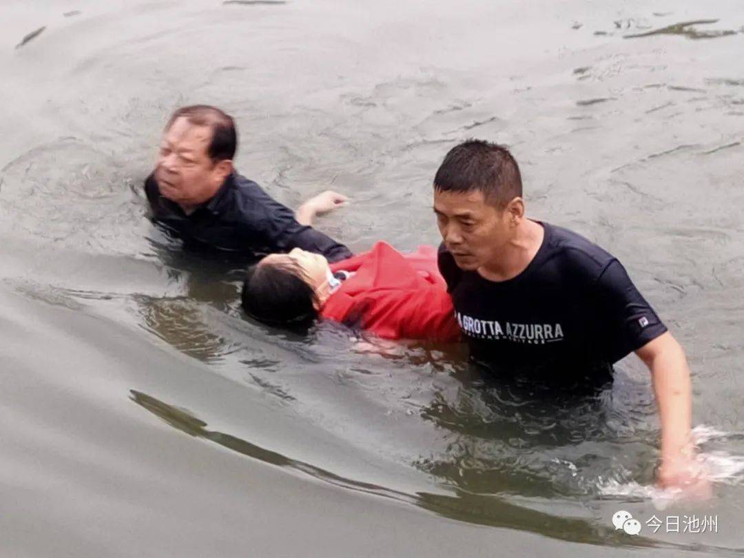 英勇老人跳河救一家四口，人间真情的生动诠释