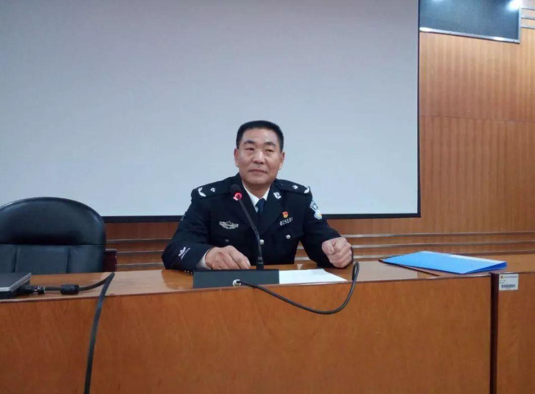招编外要求50岁以上，机遇与挑战并存