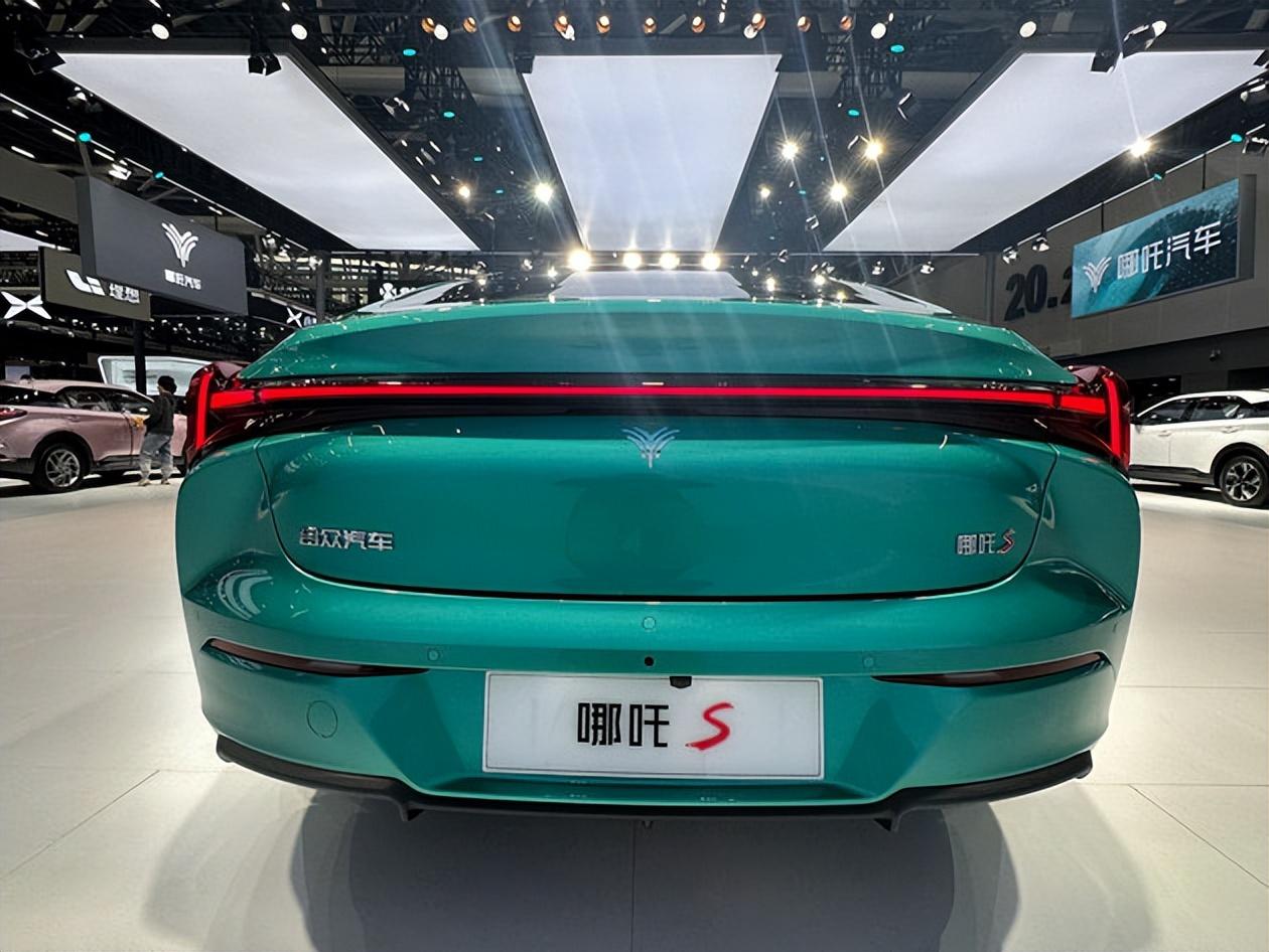 17万的哪吒增程车，从代步工具到老头乐的新诠释