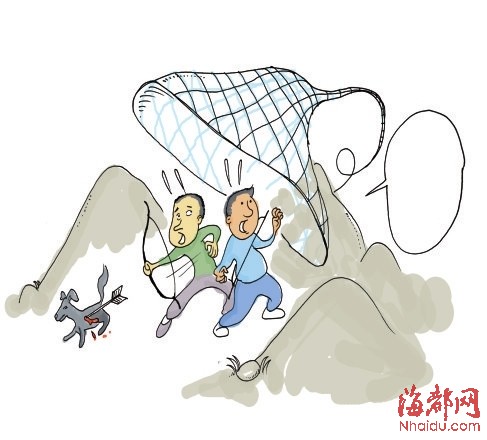 男子遇偷狗贼后英勇反击，房顶扔砖猛砸贼影