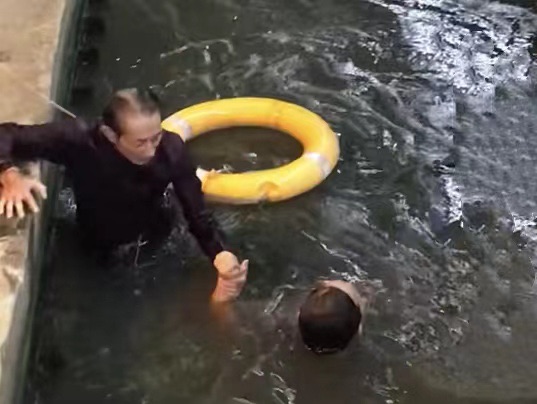 英勇无畏！老人跳河救起150斤重小伙