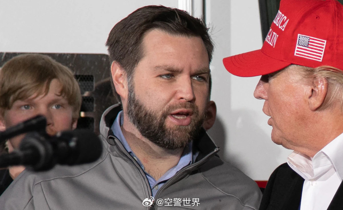 特朗普会谈中突然盯上万斯的袜子，一场意料之外的焦点转移