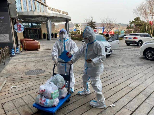 快递小哥送马上门，现代物流与传统文化的新融合