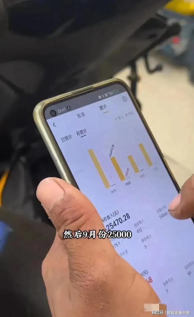 外卖小哥回应两个月赚四万多，辛勤付出背后的故事