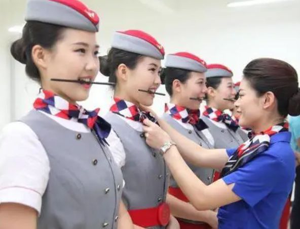 双生空姐的婚礼，同日出嫁，一份礼金，双倍幸福