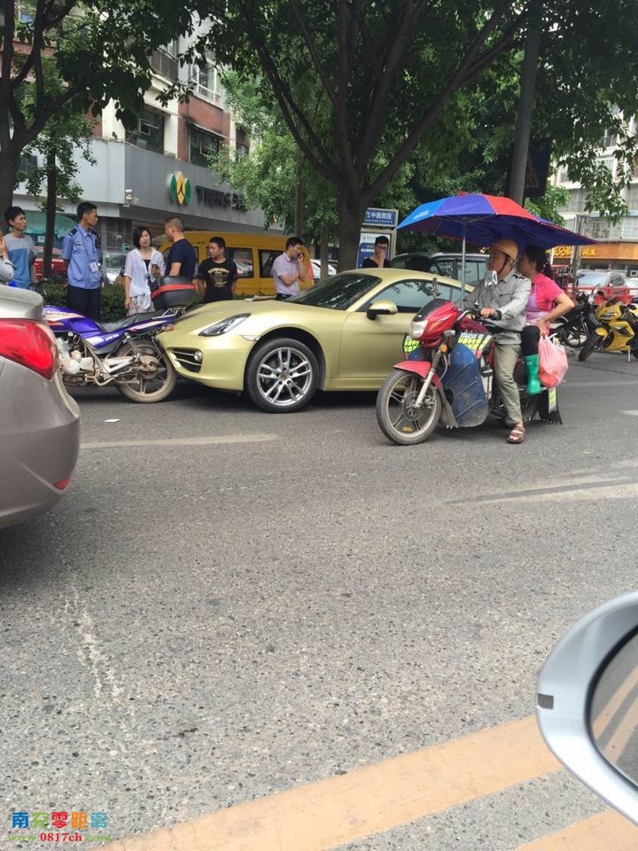 无牌保时捷撞摩托，事故背后的真相与反思