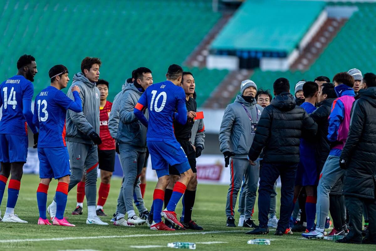 大规模冲突后，12名足球球员全国停赛