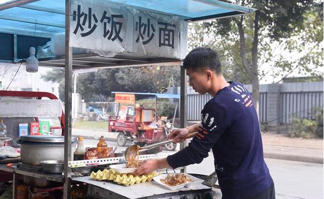 逆袭之路，90后小伙摆摊卖炒饭，一天收入两千元！