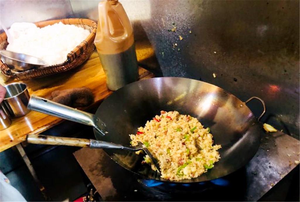 逆袭之路，90后小伙摆摊卖炒饭，一天收入两千元！