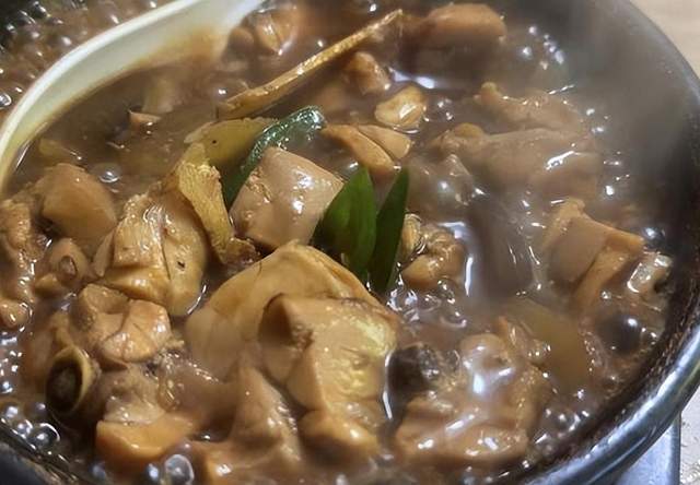 杨铭宇黄焖鸡巅峰期缩水三千店，餐饮业的变迁与挑战