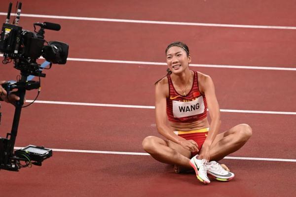 中国女子800米跑步的力量与风采