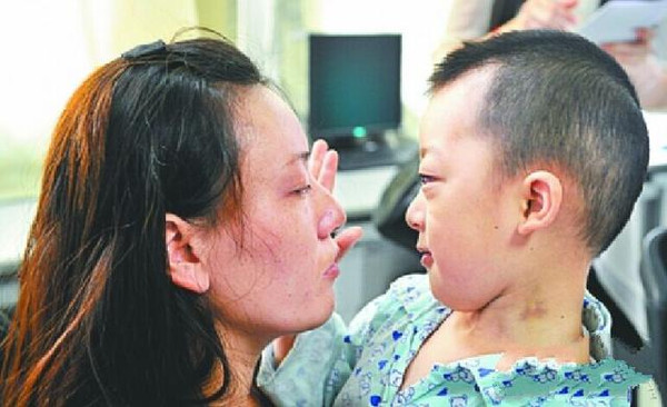 警钟长鸣，一个吻导致的失明悲剧，两岁宝宝的警示故事