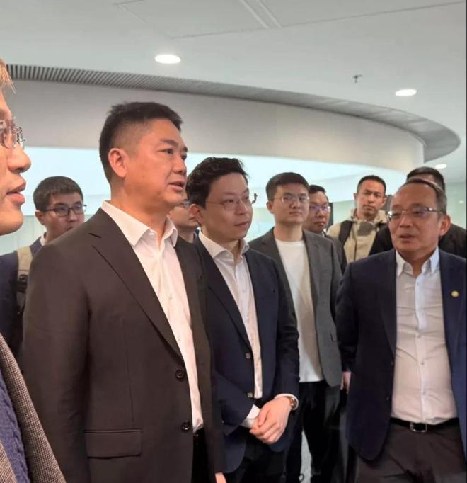刘强东现身香港，商业巨头的新动向