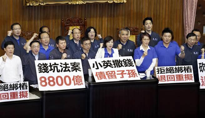 台媒关注，解放军26架次军机配合军舰演习，展现强大国防实力