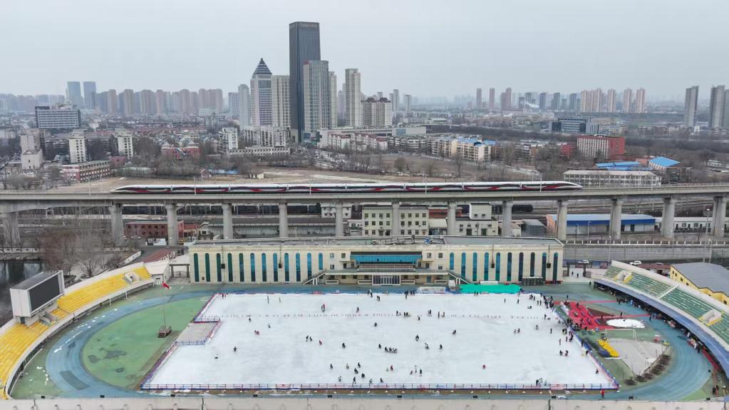 全国人均体育场地面积破3，迈向健康中国的步伐