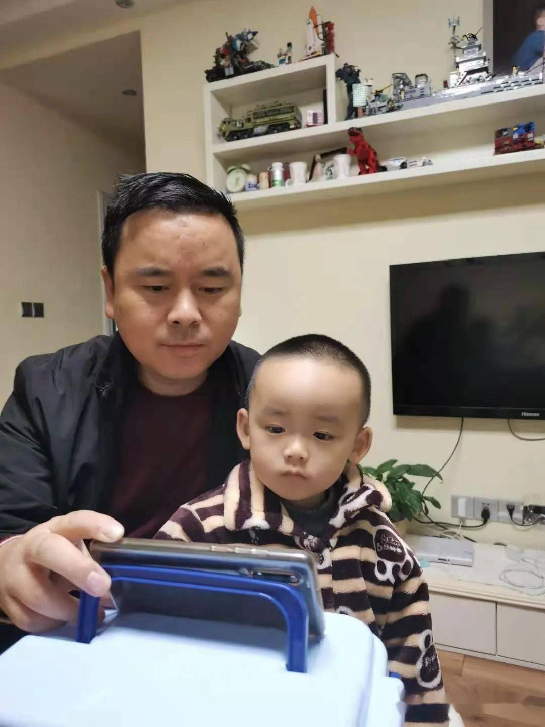 谢浩男爸爸与寻亲家长合体直播，一场跨越网络的亲情连线