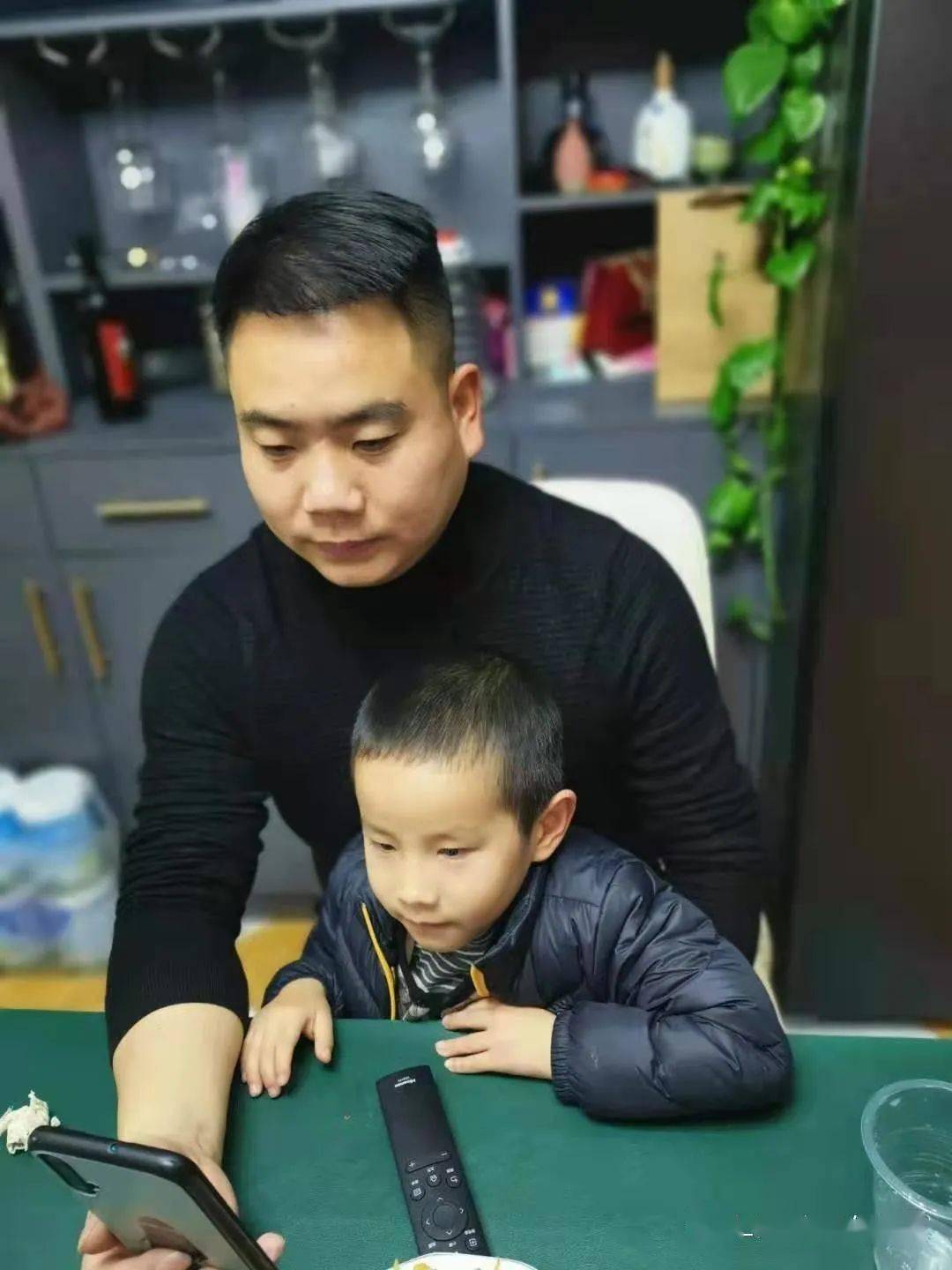 谢浩男爸爸与寻亲家长合体直播，一场跨越网络的亲情连线