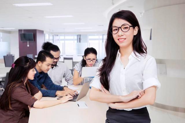 女生把手放在男生脸上的独特魅力与情感表达