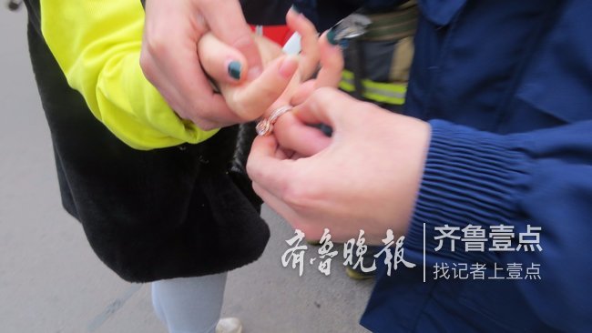 女生手卡在男生嘴里拔不出求助医院，一则关于意外与应对的警示故事