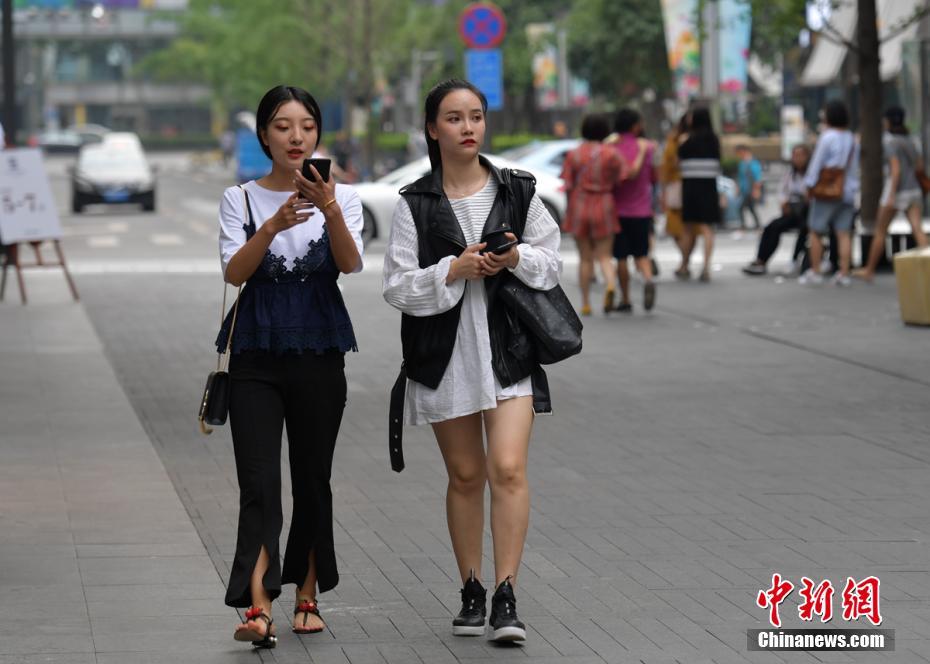 成都太古里美女如云，一道靓丽的风景线