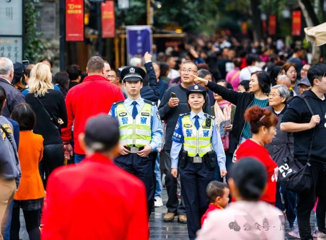 成都太古里的守护者，警察力量在行动