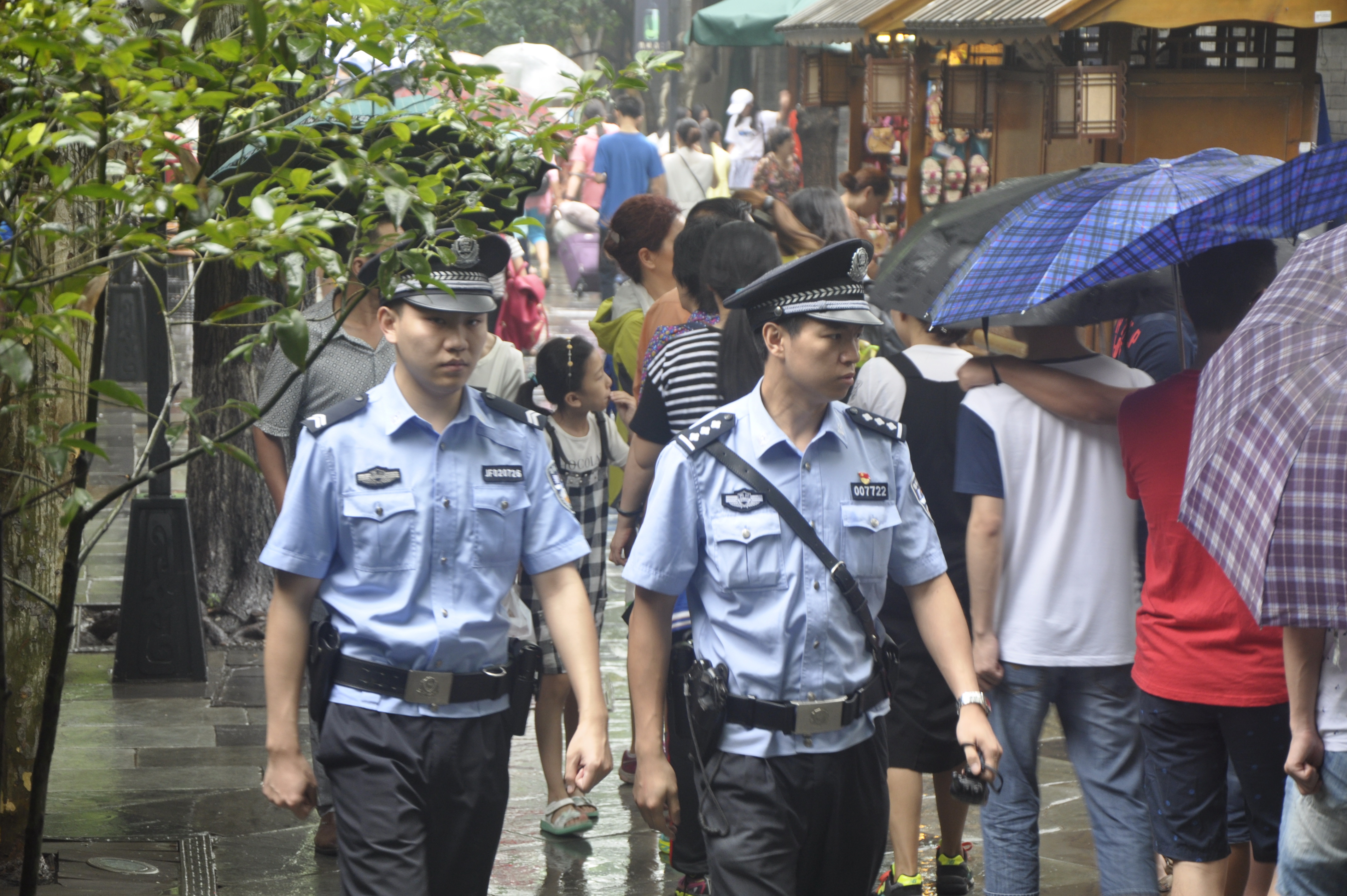 成都太古里的守护者，警察力量在行动