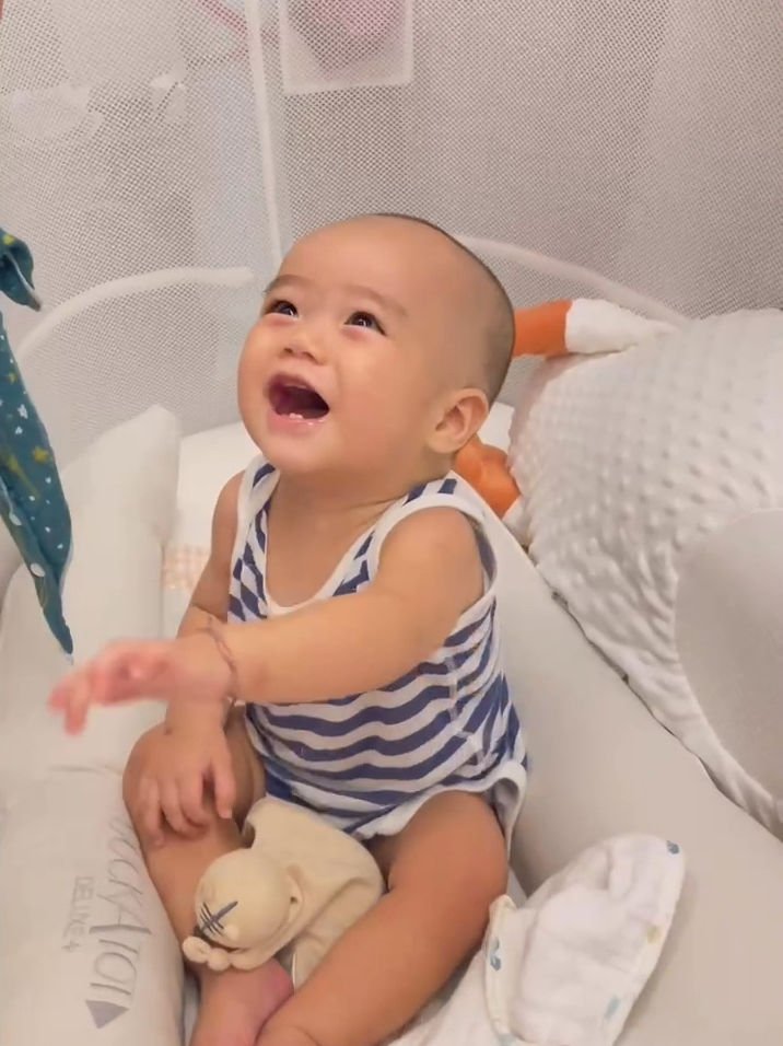 九个月宝宝见人即笑，是好事还是需关注？