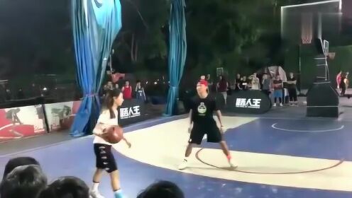弟弟打篮球姐姐盖帽，一场篮球的欢乐对决