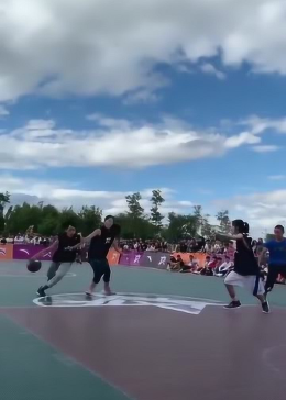 弟弟打篮球姐姐盖帽，一场篮球的欢乐对决