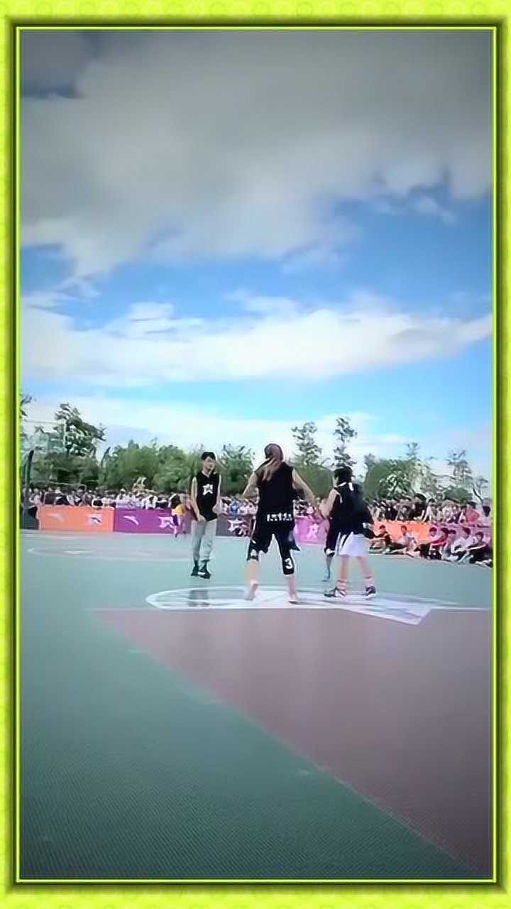 弟弟打篮球姐姐盖帽，一场篮球的欢乐对决