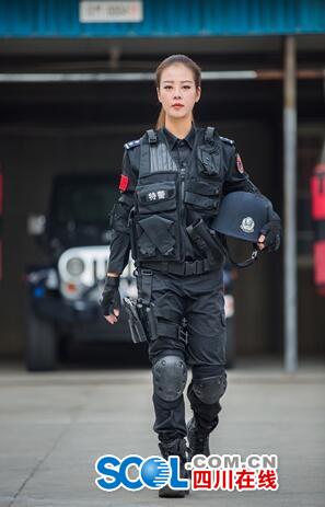 成都太古里女特警又美又飒，究竟是谁？