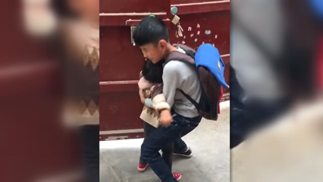 哥哥带四月龄妹妹参加活动引发围观热潮