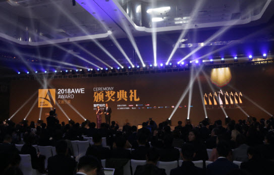 余承东小尼逛上海AWE展，科技与时尚的完美交融