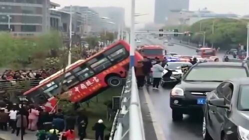 大巴车冲下长江大桥，悲剧背后的警醒与思考
