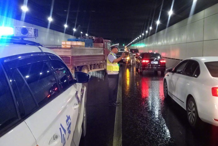 旅游大巴闯入长江隧道，交警迅速处置——一场紧急救援的纪实
