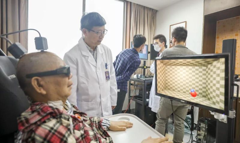 高位截瘫小伙用意识实现意念喝水，意志与科技的奇迹
