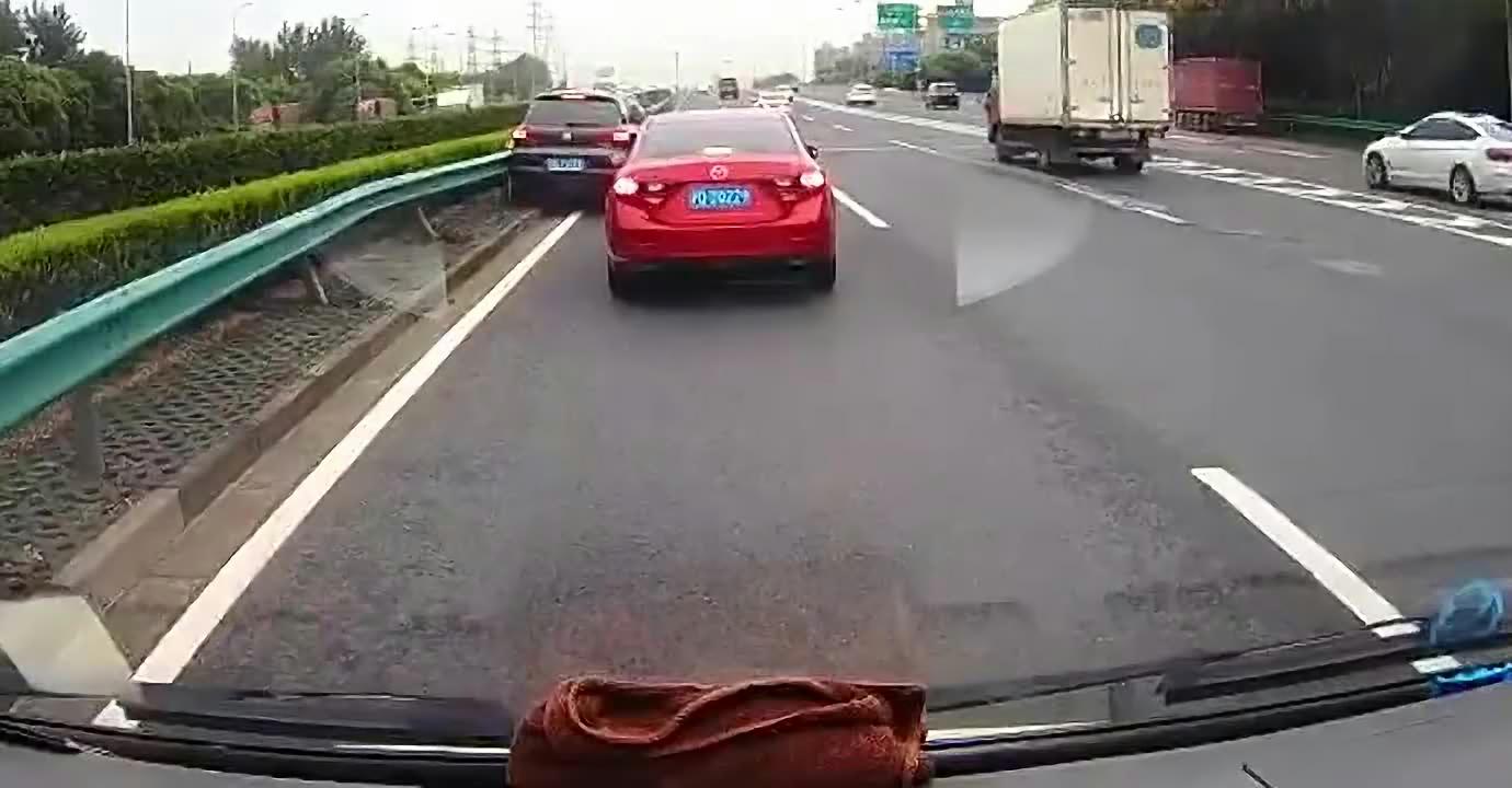 前车不让道，后车直接挤——城市道路的摩擦与挑战